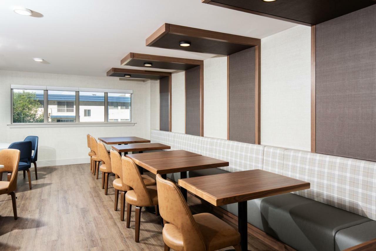 Pomeroy Hotel Fort Mcmurray Exterior photo
